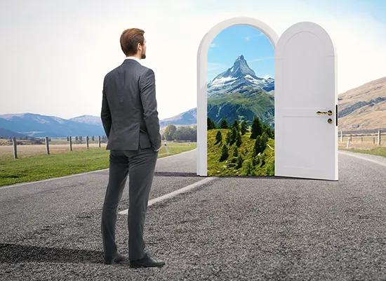 Personne qui regarde par une porte ouverte dans les Alpes suisses 