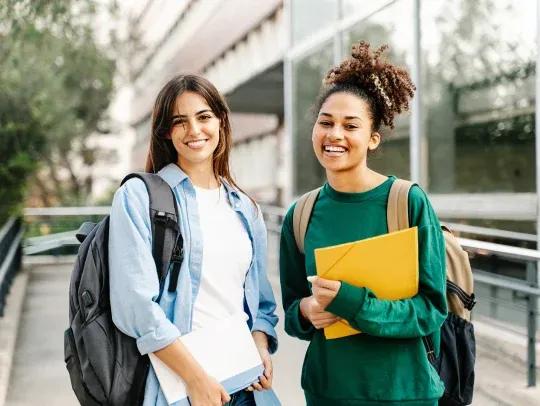 deux filles souriantes