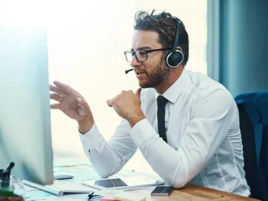 Un homme au téléphone parlant avec un casque